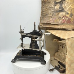 Ancien jouet petite machine à coudre |  S M J FRANCE | Collection