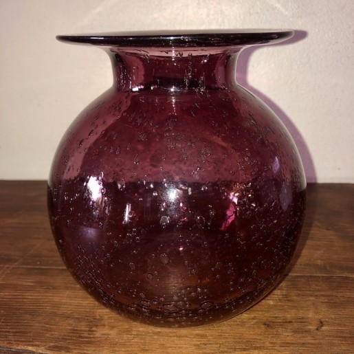 Vase boule en verre soufflé | Dans le goût de Biot | Couleur lie de vin