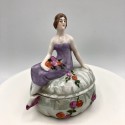 Ancienne boîte à bijoux en porcelaine femme assise | Boîte à bijoux vintage