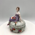 Ancienne boîte à bijoux en porcelaine femme assise | Boîte à bijoux vintage