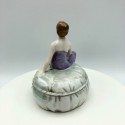 Ancienne boîte à bijoux en porcelaine femme assise | Boîte à bijoux vintage