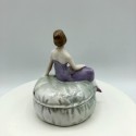 Ancienne boîte à bijoux en porcelaine femme assise | Boîte à bijoux vintage