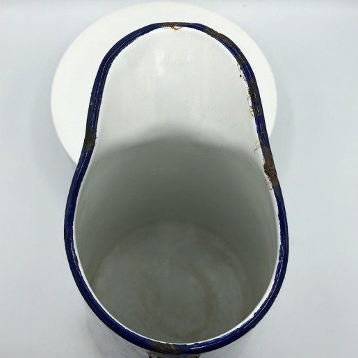 Ancien broc en tôle émaillée | Marbré blanc et bleu