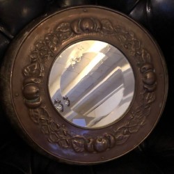 Ancien miroir rond en cuivre et bois