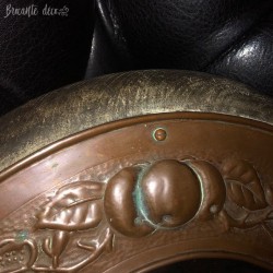 Ancien miroir rond en cuivre et bois