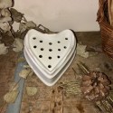 Faisselle en porcelaine blanche en forme de coeur