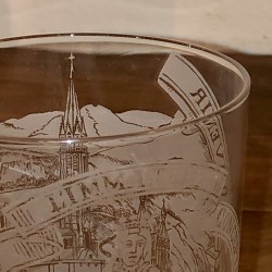 Ancien verre souvenir de N. D. de Lourdes avec son étui d'origine