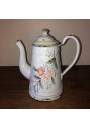 Ancienne cafetière en tôle émaillée blanche à décor floral en relièf