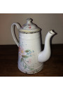 Ancienne cafetière en tôle émaillée blanche à décor floral en relièf
