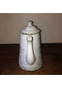 Ancienne cafetière en tôle émaillée blanche à décor floral en relièf