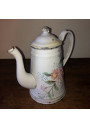 Ancienne cafetière en tôle émaillée blanche à décor floral en relièf