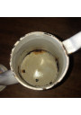 Ancienne cafetière en tôle émaillée blanche à décor floral en relièf
