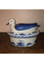 Terrine vintage bleue et blanche en porcelaine en forme de canard