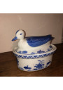 Terrine vintage bleue et blanche en porcelaine en forme de canard