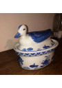 Terrine vintage bleue et blanche en porcelaine en forme de canard