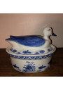 Terrine vintage bleue et blanche en porcelaine en forme de canard