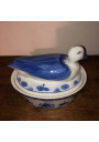 Terrine vintage bleue et blanche en porcelaine en forme de canard