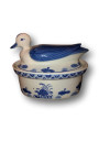 Terrine vintage bleue et blanche en porcelaine en forme de canard