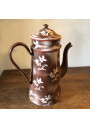 Ancienne cafetière en tôle émaillée marron | Décor floral blanc pochoir