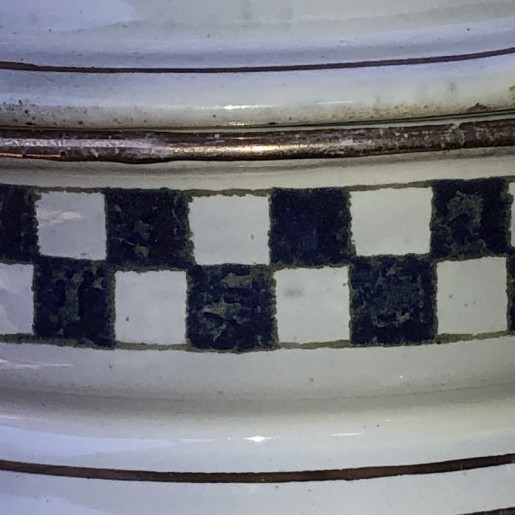 Ancienne cafetière en tôle émaillée décor damier bleu et blanc