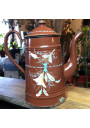 Ancienne cafetière en tôle émaillée marron décor floral en relief