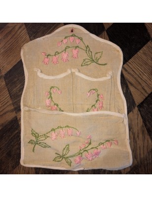 Ancien petit rangement suspendu en lin brodé fait main