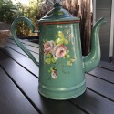 Ancienne petite cafetière en tôle émaillée verte décor floral en relief