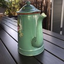 Ancienne petite cafetière en tôle émaillée verte décor floral en relief
