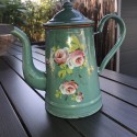 Ancienne petite cafetière en tôle émaillée verte décor floral en relief