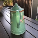 Ancienne petite cafetière en tôle émaillée verte décor floral en relief