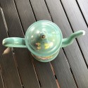 Ancienne petite cafetière en tôle émaillée verte décor floral en relief