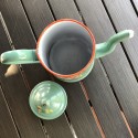 Ancienne petite cafetière en tôle émaillée verte décor floral en relief