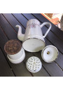 Ancienne cafetière en tôle émaillée blanche et rose