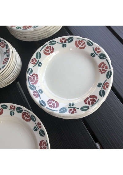 Charmante partie de dinette en faïence décor pochoir Femme au