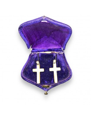 Paire de boucles d'oreille croix en nacre dans écrin