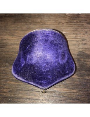 Paire de boucles d'oreille croix en nacre dans écrin