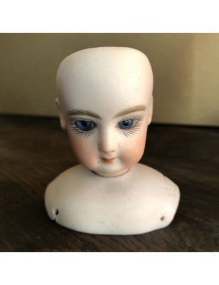 Mignonette bust head in closed mouth biscuit François Gauthier