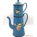 Grande cafetière émaillée bleue à décor de bateau et de roses