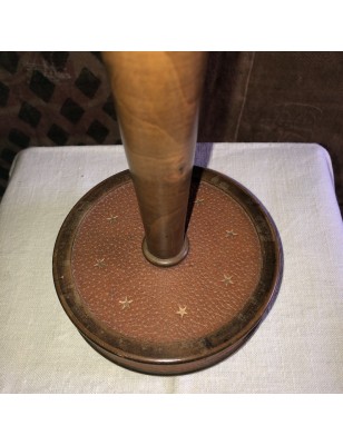 Ancien pied de lampe en bois et cuir marron étoilé
