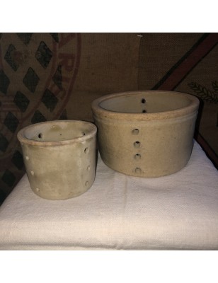 Lot de 2 anciens moules en grès pour faisselles