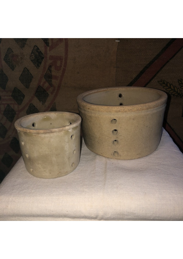 Lot de 2 anciens moules en grès pour faisselles