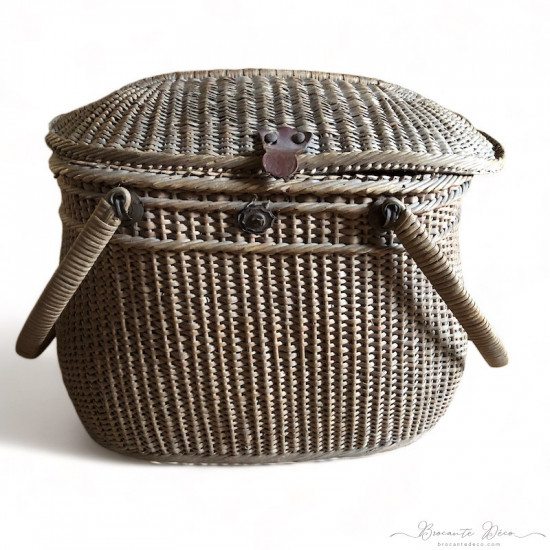 Old Bressan wicker basket | Old poultry basket