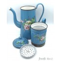 Grande cafetière émaillée bleue à décor de bateau et de roses