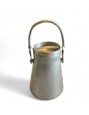 Ancien pot à lait de forme pyramidale en aluminium