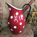 Pichet / Broc en tôle émaillée rouge à pois blancs