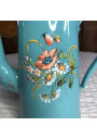 Ancienne cafetière en tôle émaillée bleue décor floral en relièf