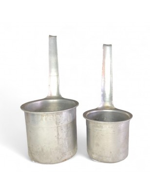 Lot de 2 anciennes mesures à lait en aluminium