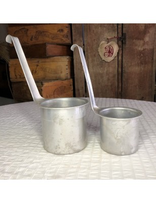 Lot de 2 anciennes mesures à lait en aluminium