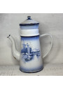 Ancienne cafetière en tôle émaillée blanche et bleue décor Bateaux