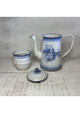 Ancienne cafetière en tôle émaillée blanche et bleue décor Bateaux